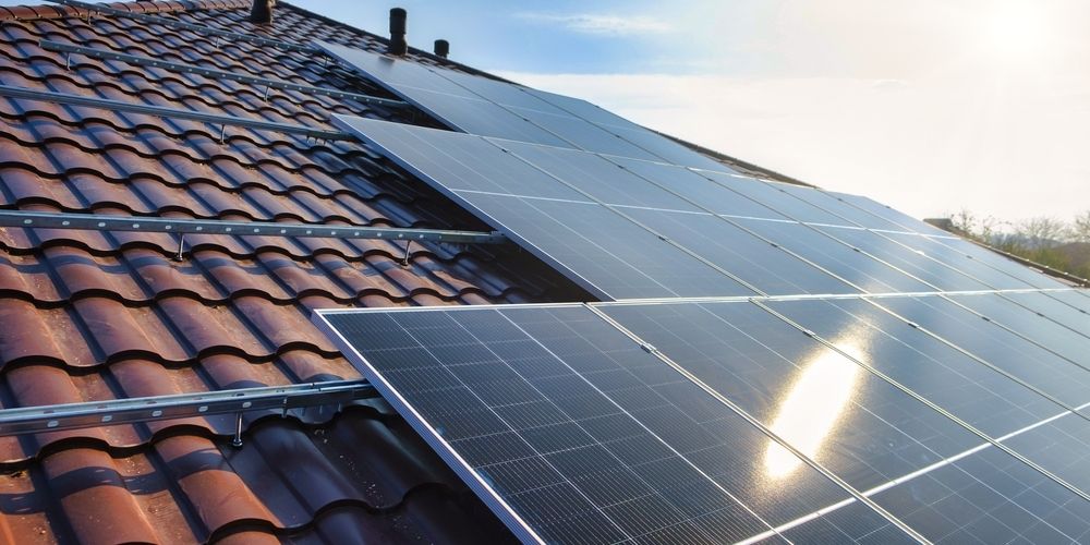 Diskussion zur Solardachpflicht 2026: Wo bis zu 50.000 Euro Strafen drohen – unterschiedliche Anforderungen je Bundesland